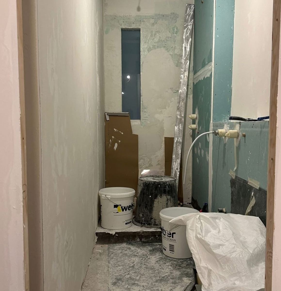Salle d'eau décroûtée avant reprise des alimentations — Plomberie et chauffage (Avant) | GLOBAL CONSTRUCTION