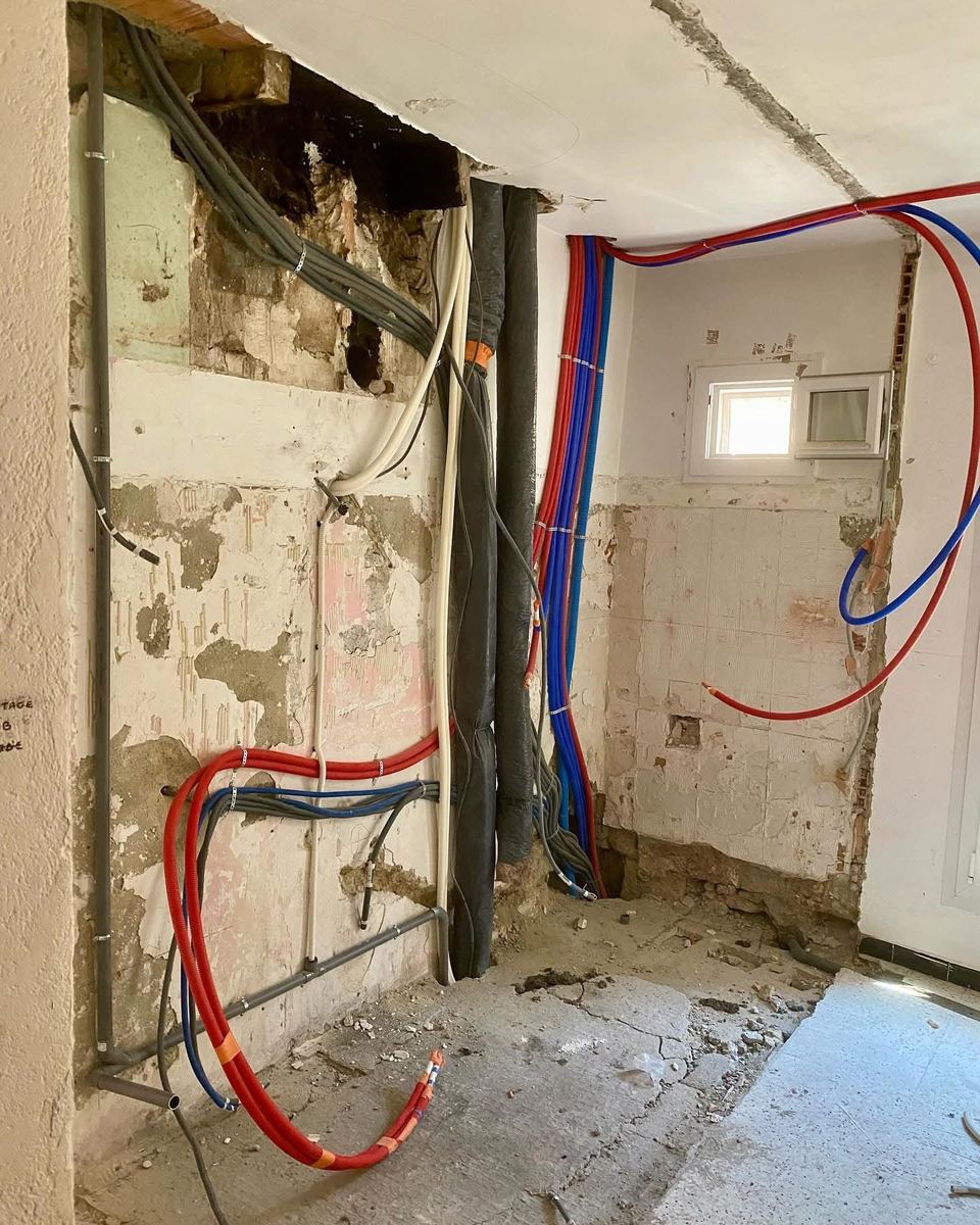Salle de bain déposée, attentes d'eau et d'évacuation dégagées — Plomberie et chauffage (Avant) | GLOBAL CONSTRUCTION