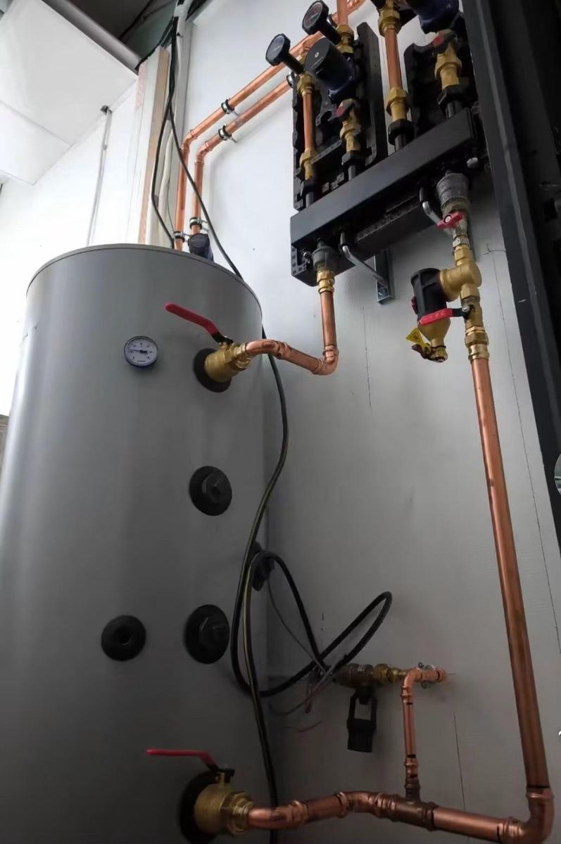 Ballon tampon et collecteurs cuivre mis en service — Plomberie et chauffage (Fin de chantier) | GLOBAL CONSTRUCTION