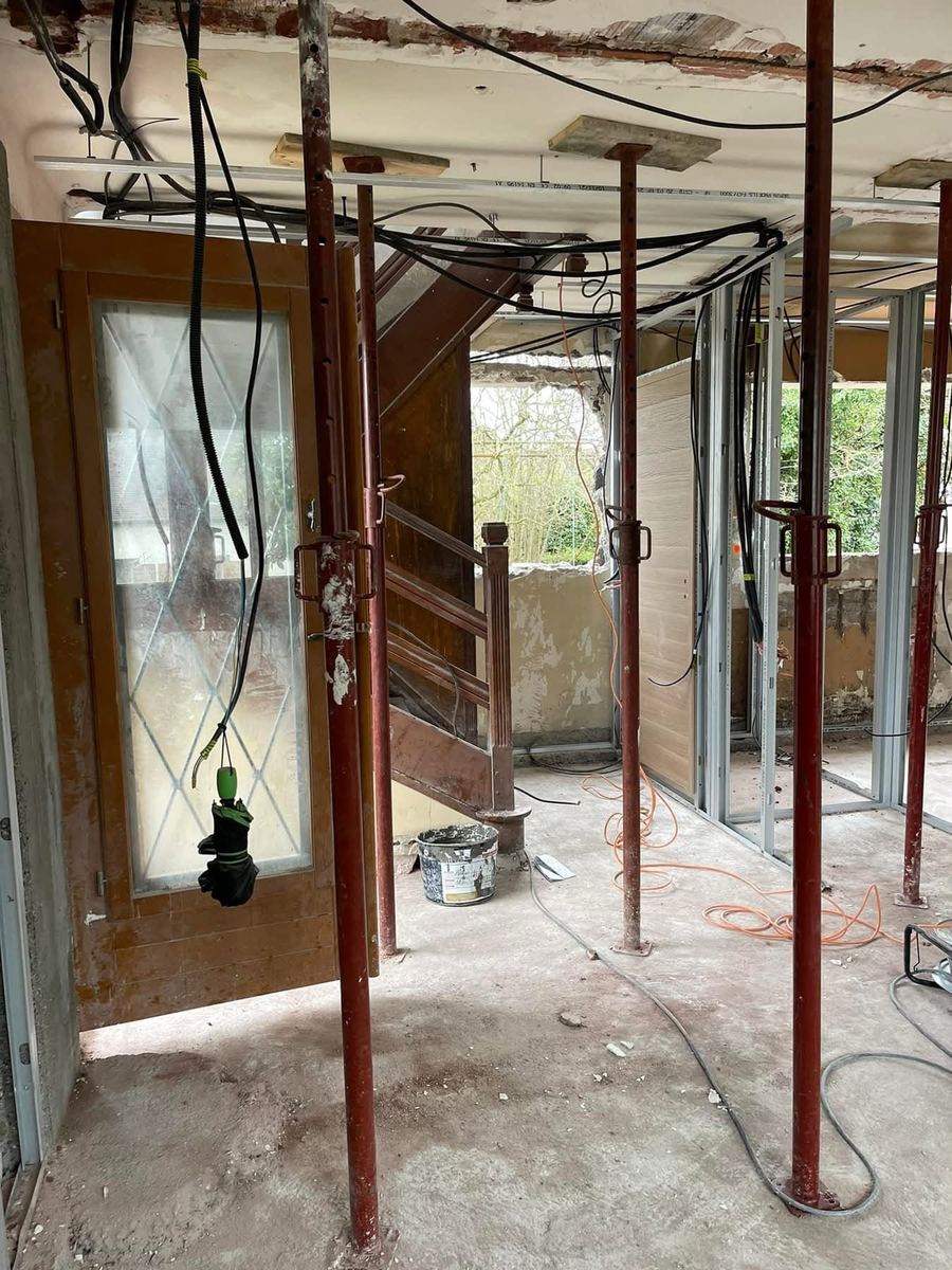 Curage et étaiement avant reprise de la structure — Rénovation intérieure (Avant) | GLOBAL CONSTRUCTION