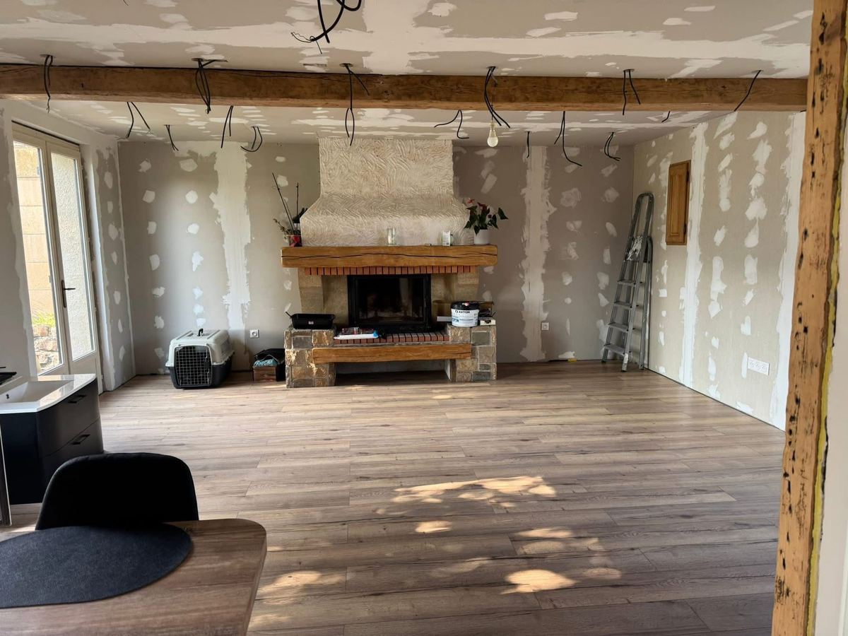 Doublage terminé et sol posé, avant finitions — Rénovation intérieure (En cours) | GLOBAL CONSTRUCTION