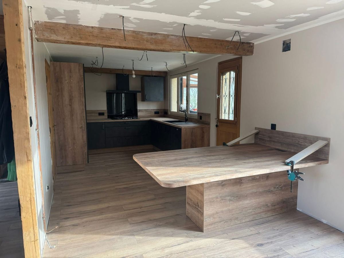 Montage de l'îlot et des rangements de cuisine — Rénovation intérieure (En cours) | GLOBAL CONSTRUCTION