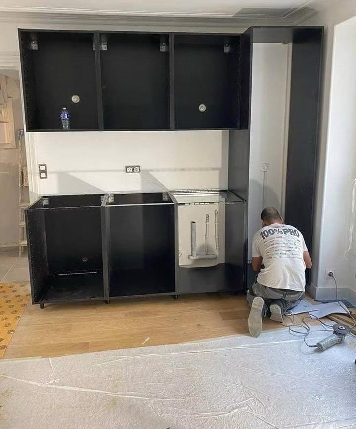 Caissons de cuisine posés et réglés avant plan de travail — Rénovation intérieure (En cours) | GLOBAL CONSTRUCTION