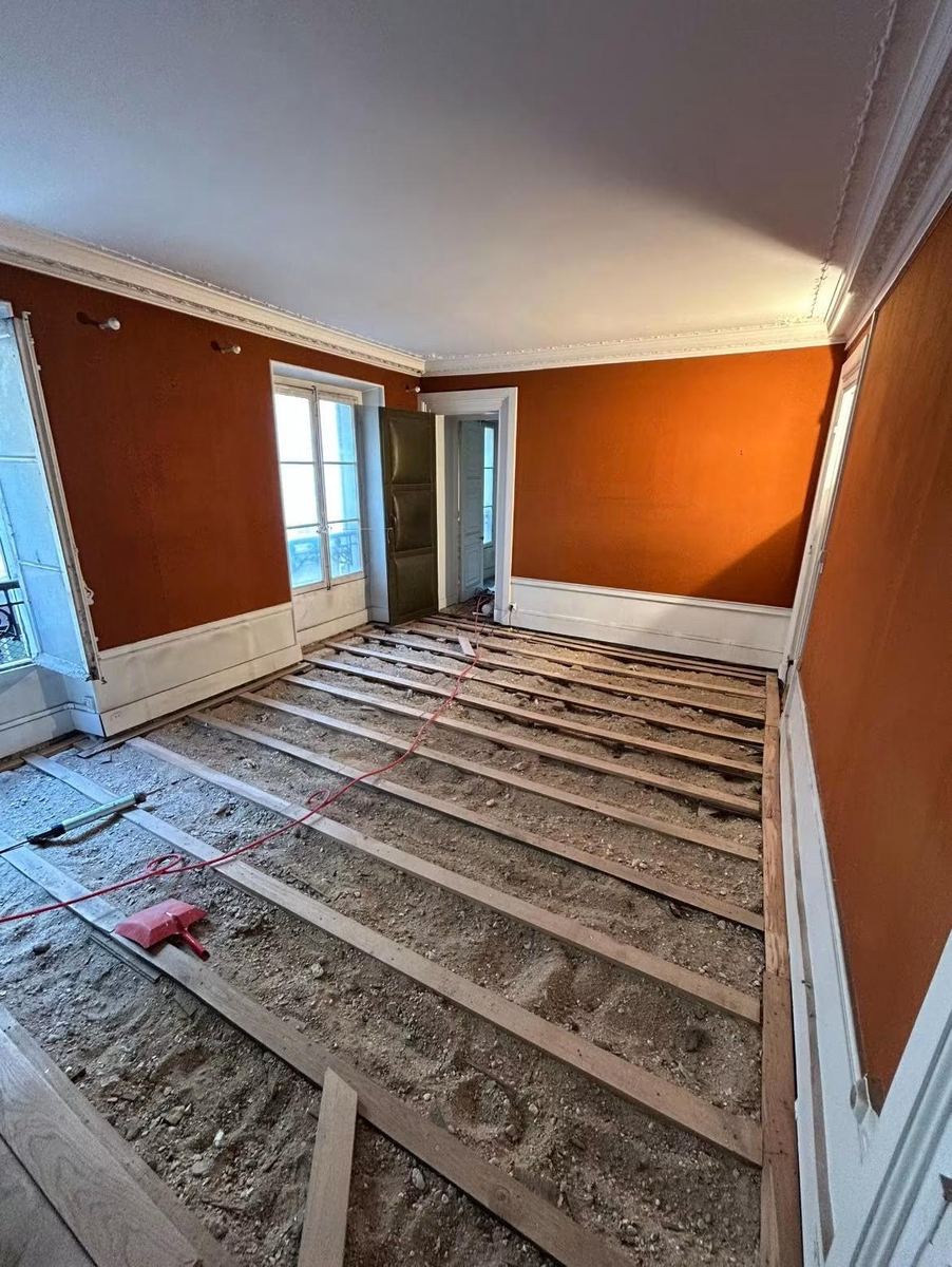 Plancher déposé dans un appartement haussmannien, solives mises à nu — Pose de parquet et sols (Avant) | GLOBAL CONSTRUCTION