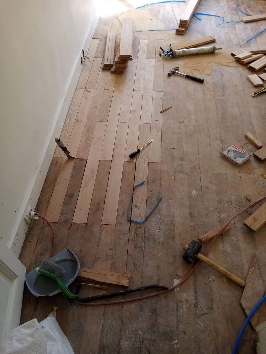 Dépose d'un parquet ancien lame par lame — Pose de parquet et sols (Avant) | GLOBAL CONSTRUCTION