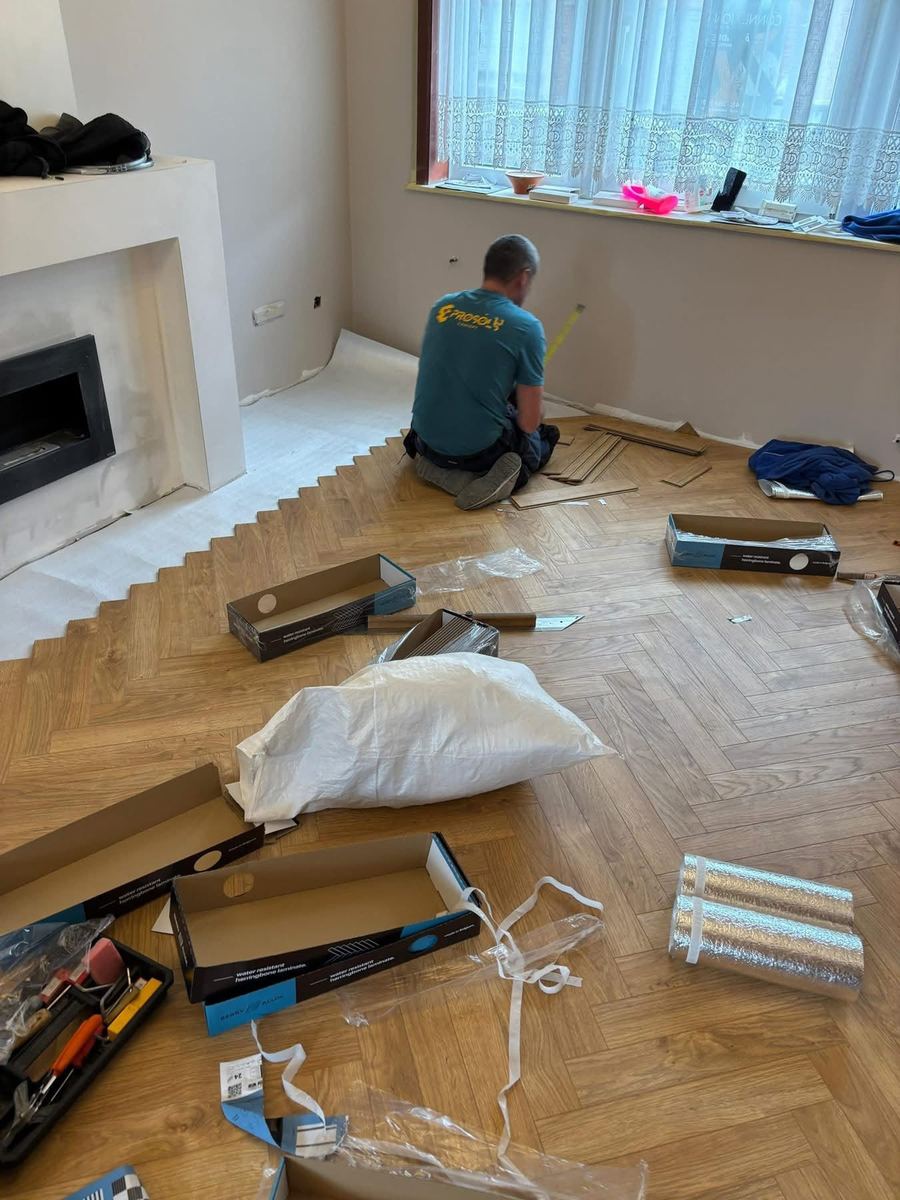 Pose d'un parquet point de Hongrie, collage et calage au maillet — Pose de parquet et sols (En cours) | GLOBAL CONSTRUCTION
