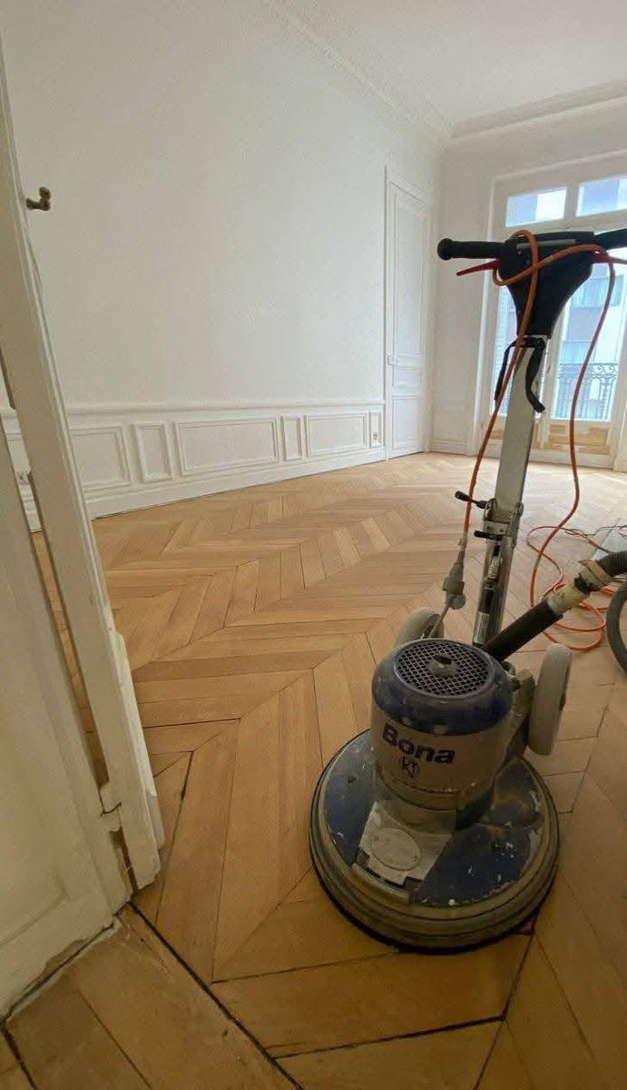 Ponçage d'un parquet Versailles avant vitrification — Pose de parquet et sols (En cours) | GLOBAL CONSTRUCTION
