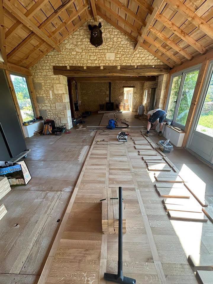 Pose d'un parquet massif dans une grande pièce à vivre — Pose de parquet et sols (En cours) | GLOBAL CONSTRUCTION