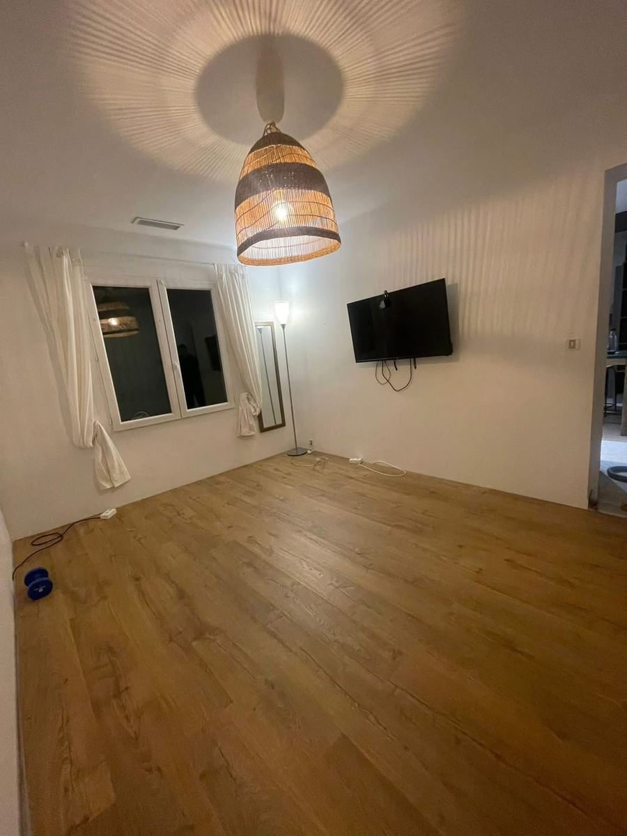 La chambre livrée : parquet posé, plinthes et seuils repris