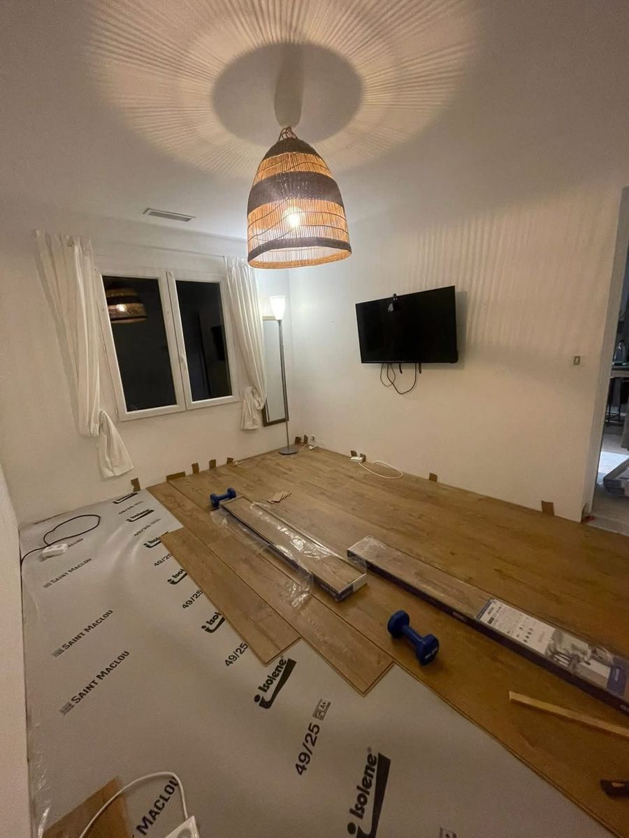 Pose du parquet sur support préparé, calage et coupe en cours